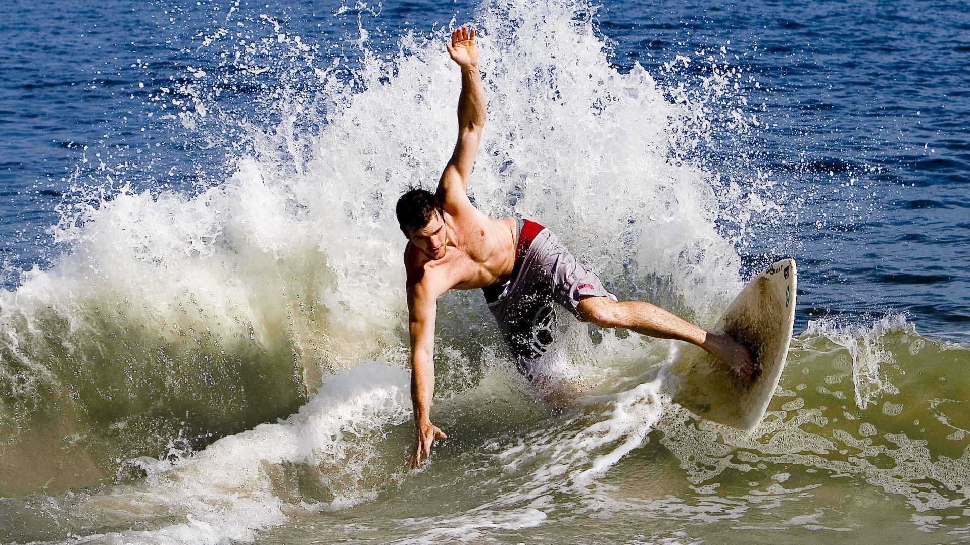 格林伍德的冷静应对与出色的球场位置感，帮助袋鼠队稳定防线，格林伍德打什么位置